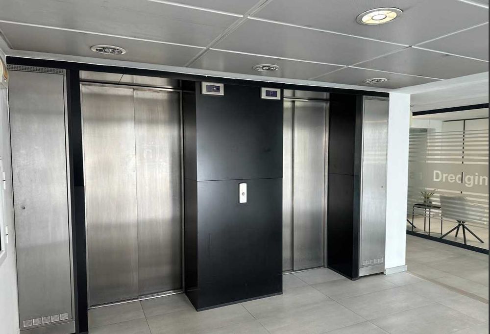 Офис 500 м2, Общината