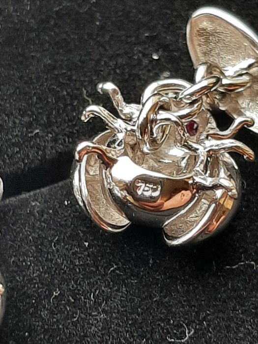 Butoni aur alb 18k buburuza cu ochi rubin