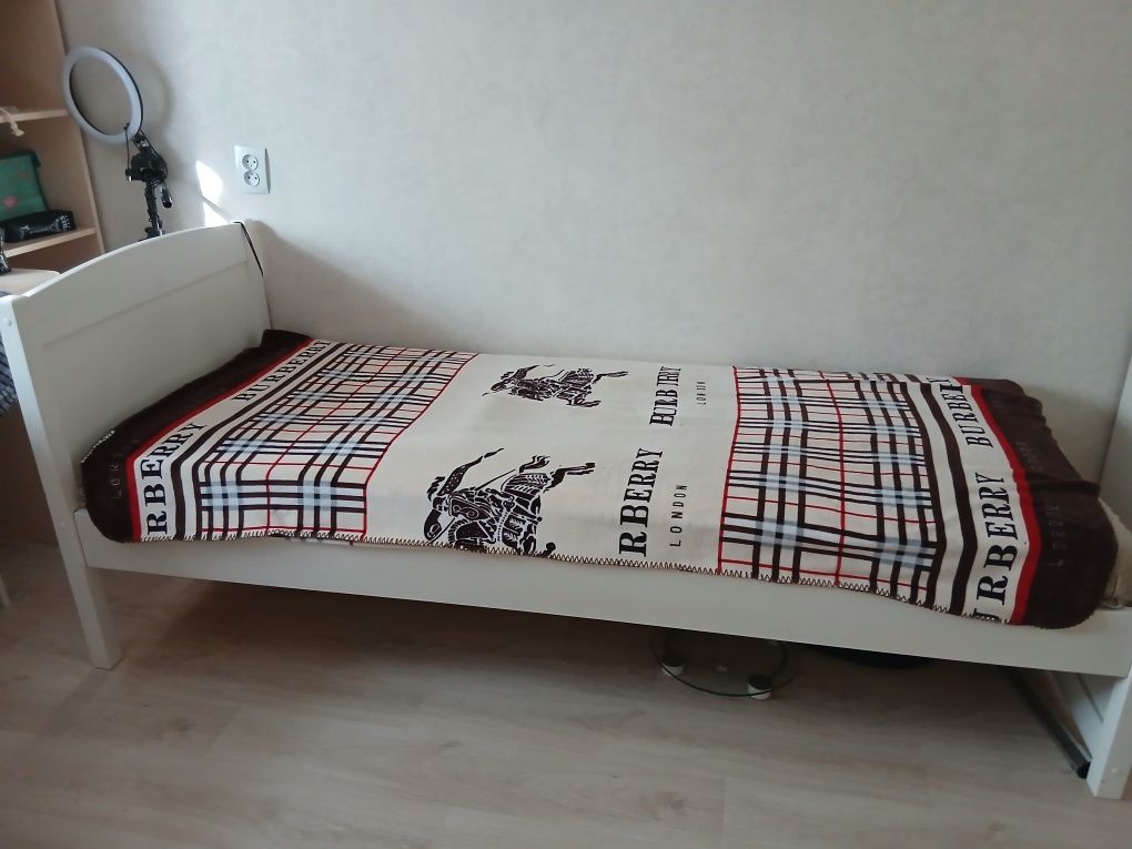 Кровать из дерева