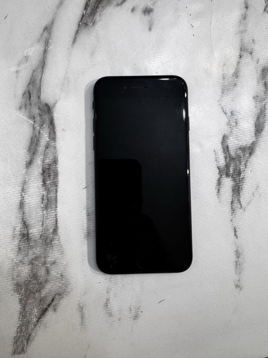 Телефон IPhone SE 2020