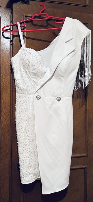 Vând rochie albă tip sacou cu perle si franjuri