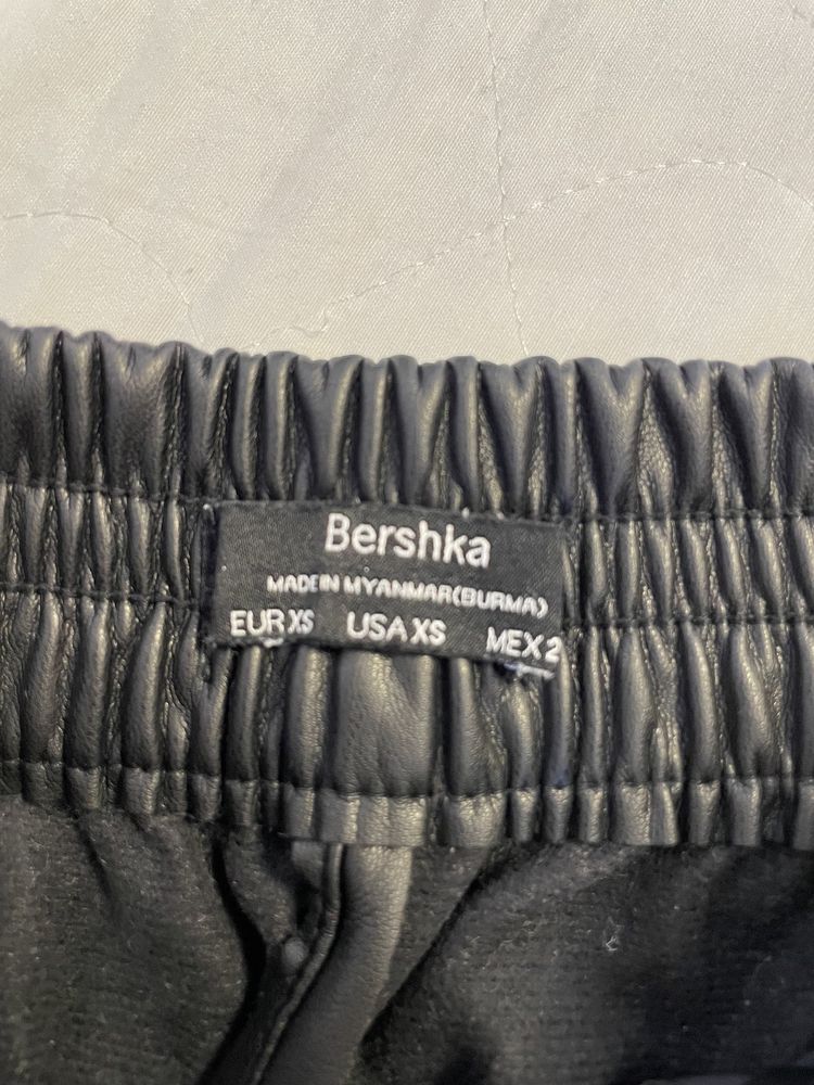 Сарафан Zara и кожаные брюки Bershka