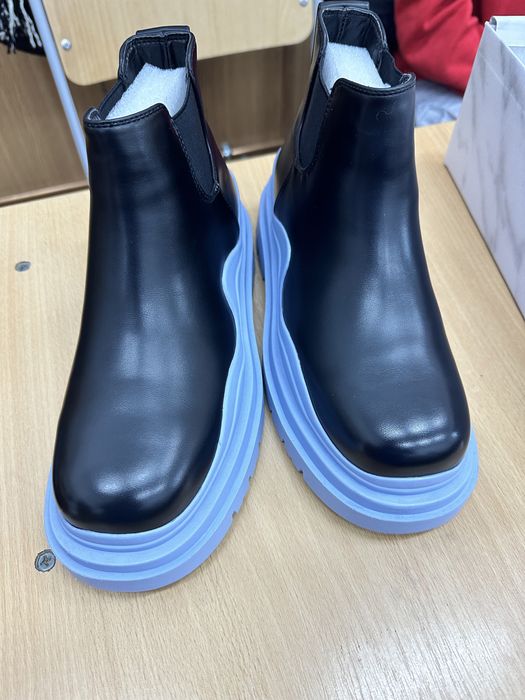 Vând bocanci , mărimea 39 , nepurtate , nou cu etichetă