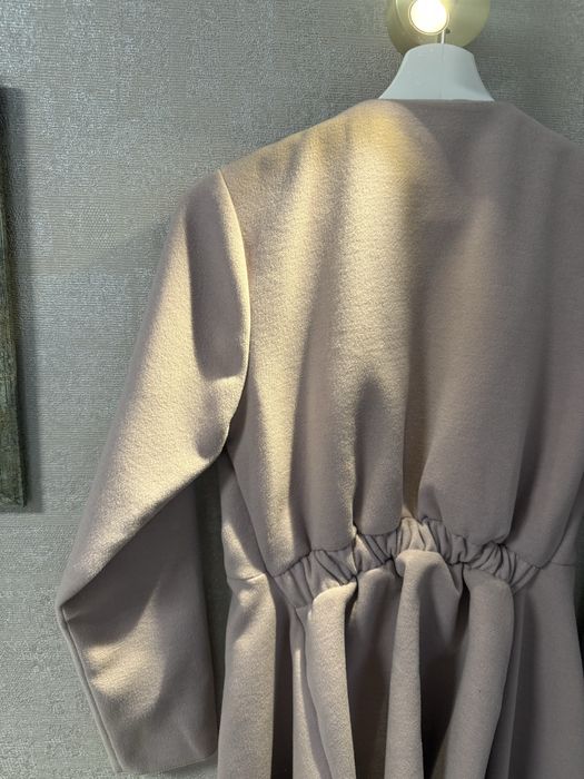 Палто в цвят пепел от рози.