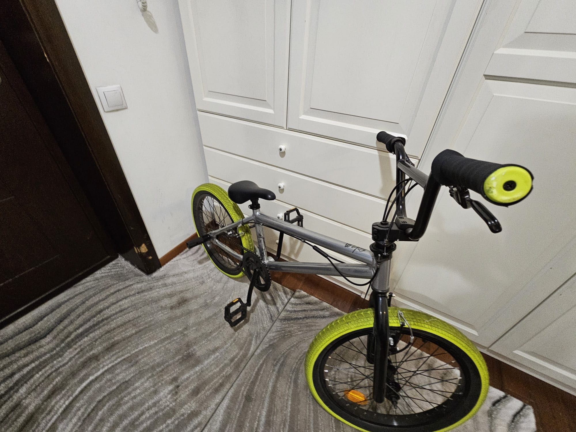 Vând bicicleta BMX