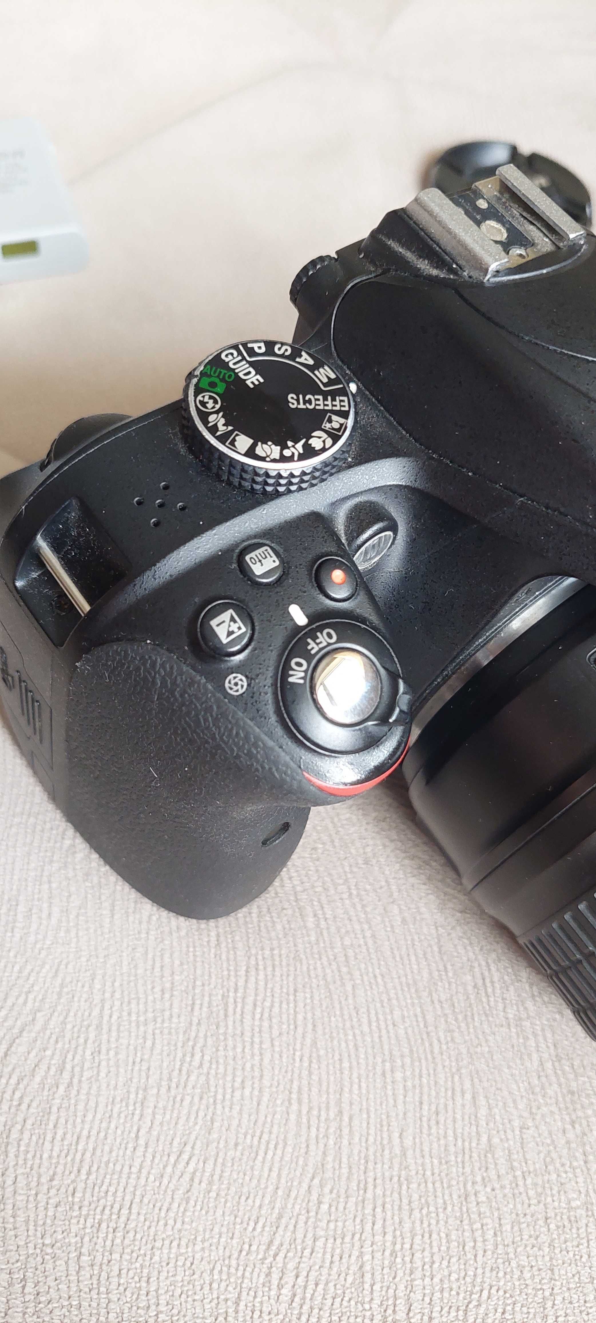 Aparat foto DSLR Nikon D3300; 27200 cadre, 24.2MP + Obiective, gentuta