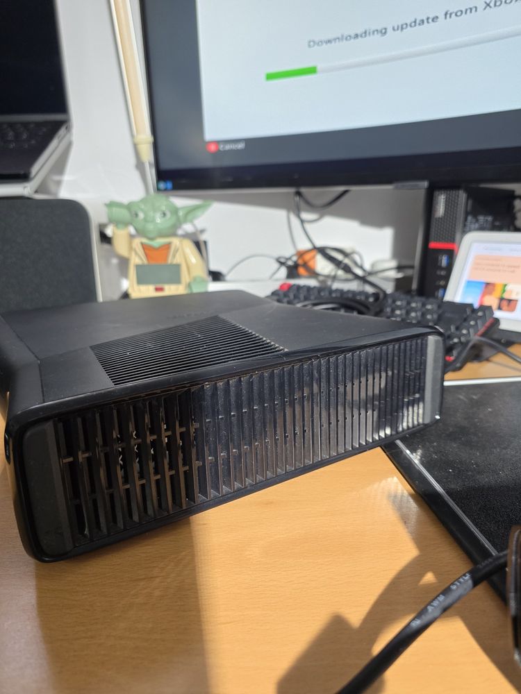 Consola Xbox 360 S Kinect si 6 jocuri