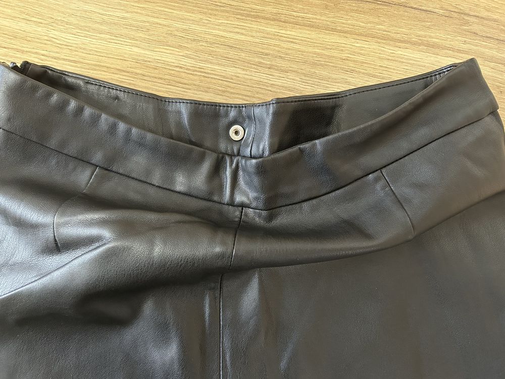 Pantaloni imitatie piele Zara
