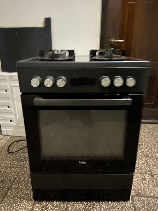 Aragaz Beko cu gaze si cuptor electric