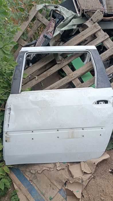 Продам крылья передние, заднию левую дверь ларгус