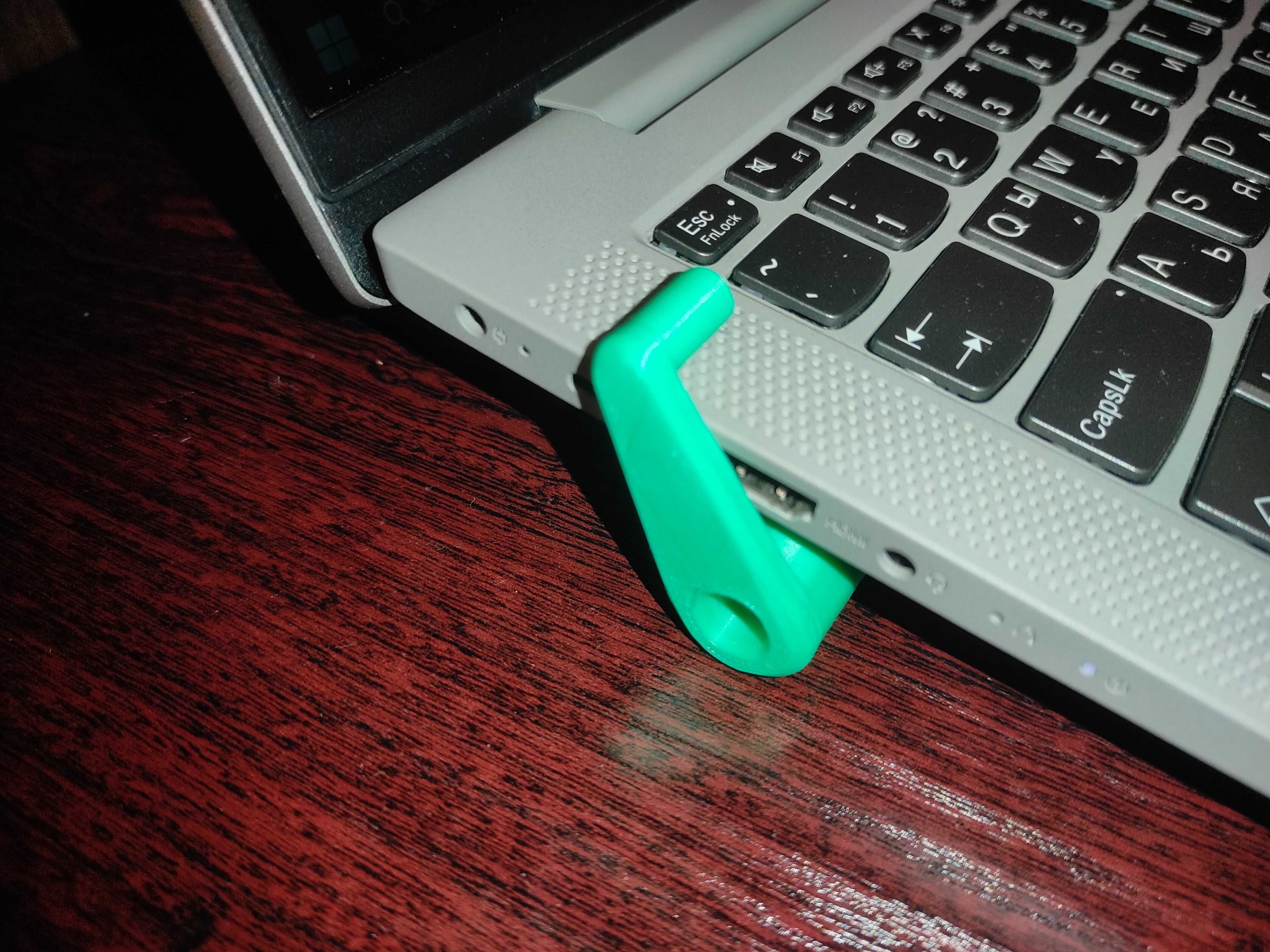 3D принтирани крачета за лаптоп