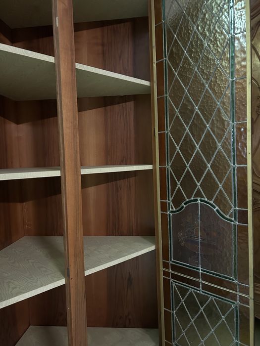 Vitrină lemn pe colț