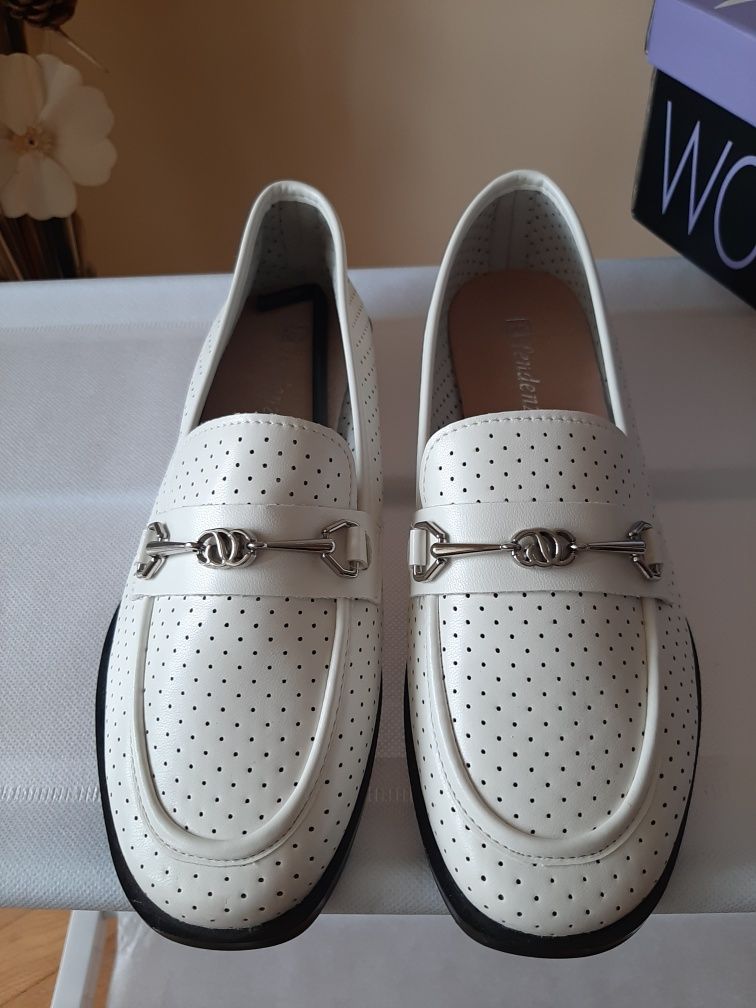 Нови бели пролетни обувки