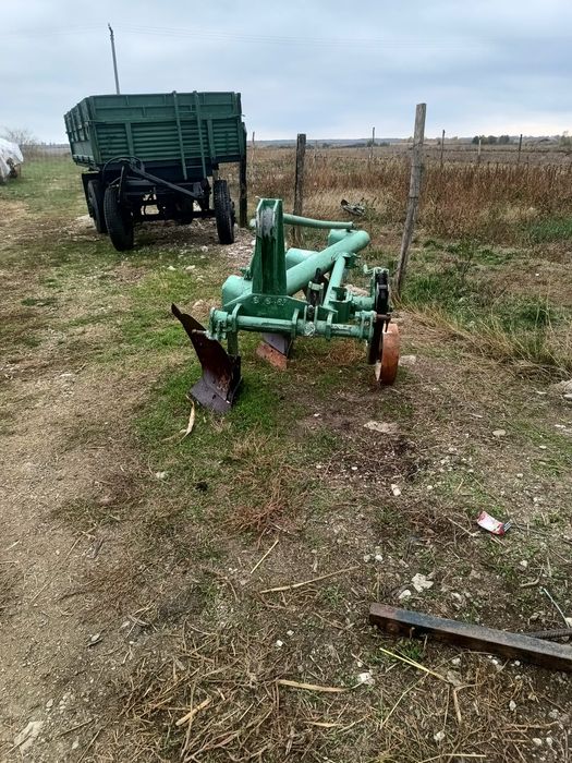 Vând tractor U650 plus plug