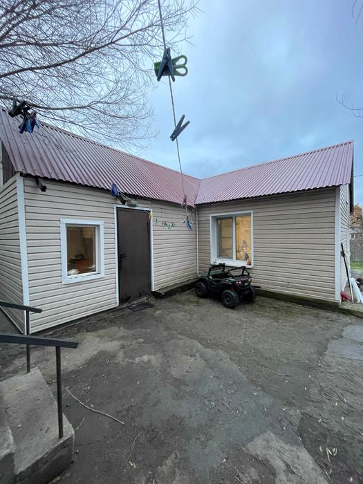 Тёплый кирпичный дом с гаражом и верандой в центре города