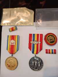 Două medalii și o insignă din perioada comunistă