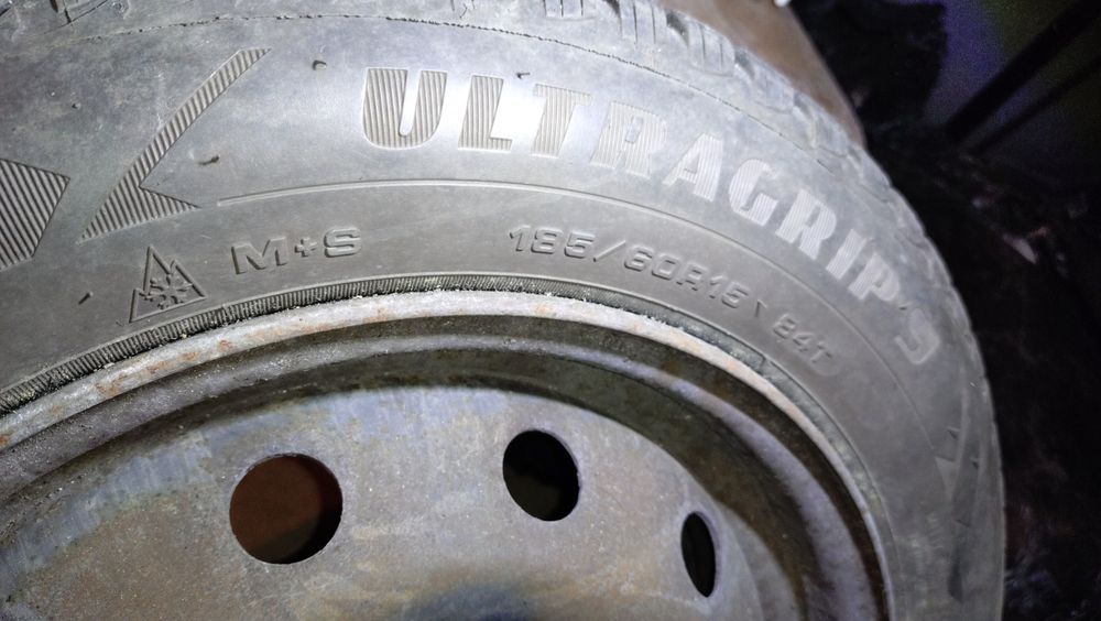 4 зимни гуми с джанти 185 60 15 Good Year Ultragrip с перфектен грайфе