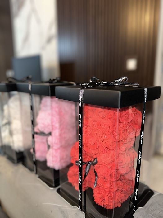 Подаръчно мече с вечни рози и елегантна панделка - идеално за празници