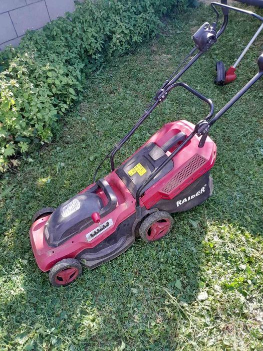 Продавам електрическа косачка и тример общо за 120 лв.