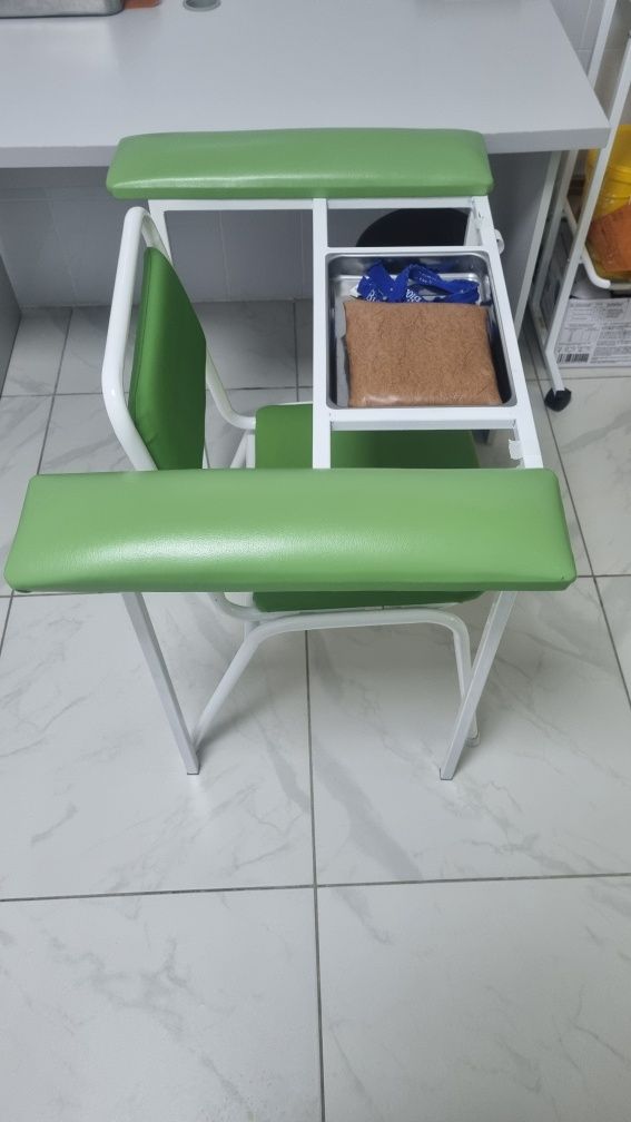 Продам кушетку и процедурный стол