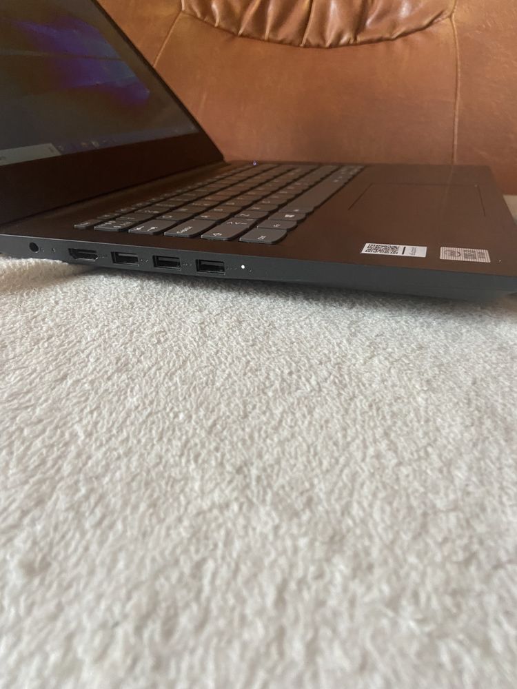 Lenovo i3 Generația 10. ( i3 10Th gen) . 14 Inch