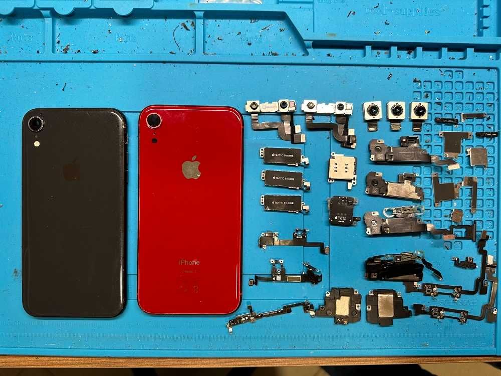 iPhone XR на части