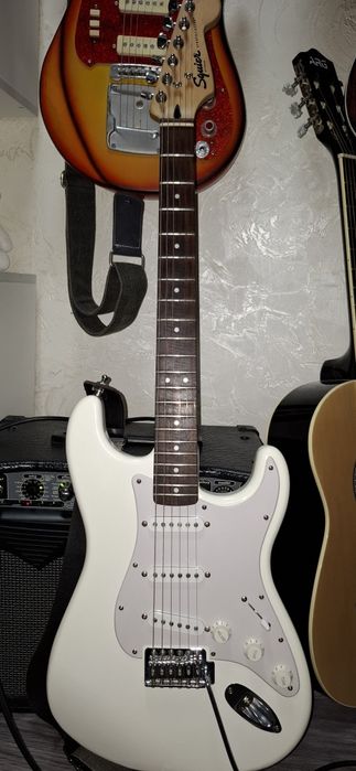 Продаётся электрогитара в бомбенном состоянии Stratocaster Squier Fend