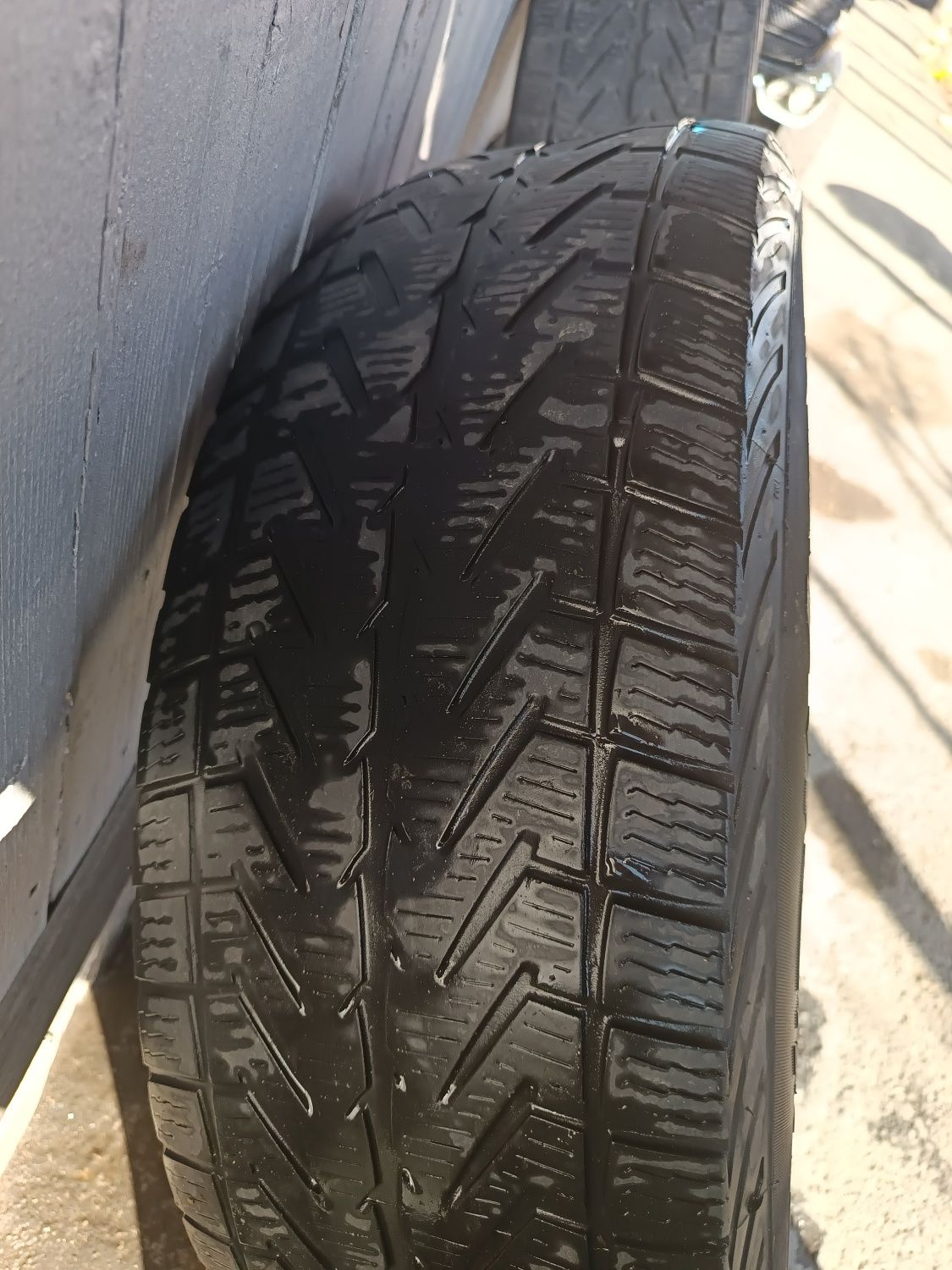 Продам комплект зимней резины 235/65 R17