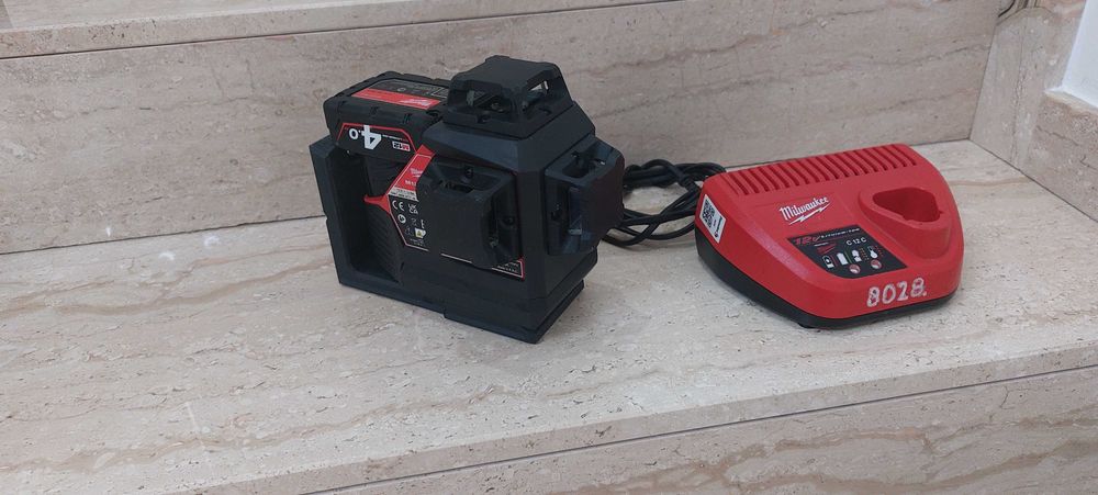Laser Milwaukee M12  3PL 2025