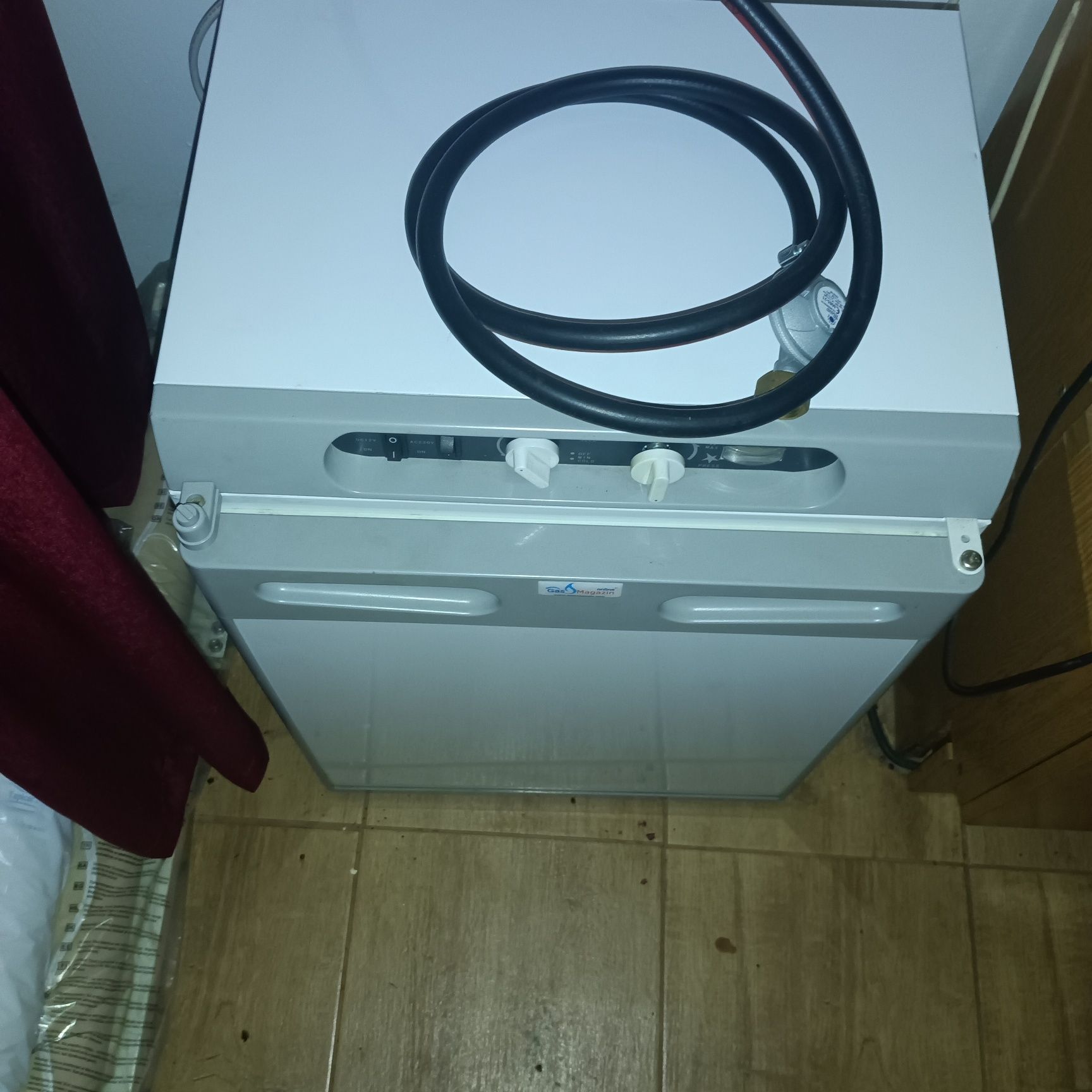Мини хладилник на газ,  12V, 220V
