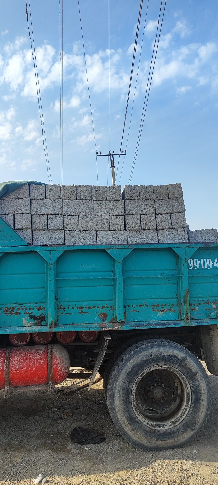 Shlakablok sotiladi razmer 15/30