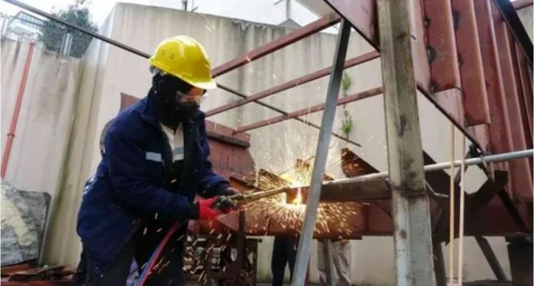 Сварщик Сантехник Услуги сварщика. Газосварка электросварка Отопление