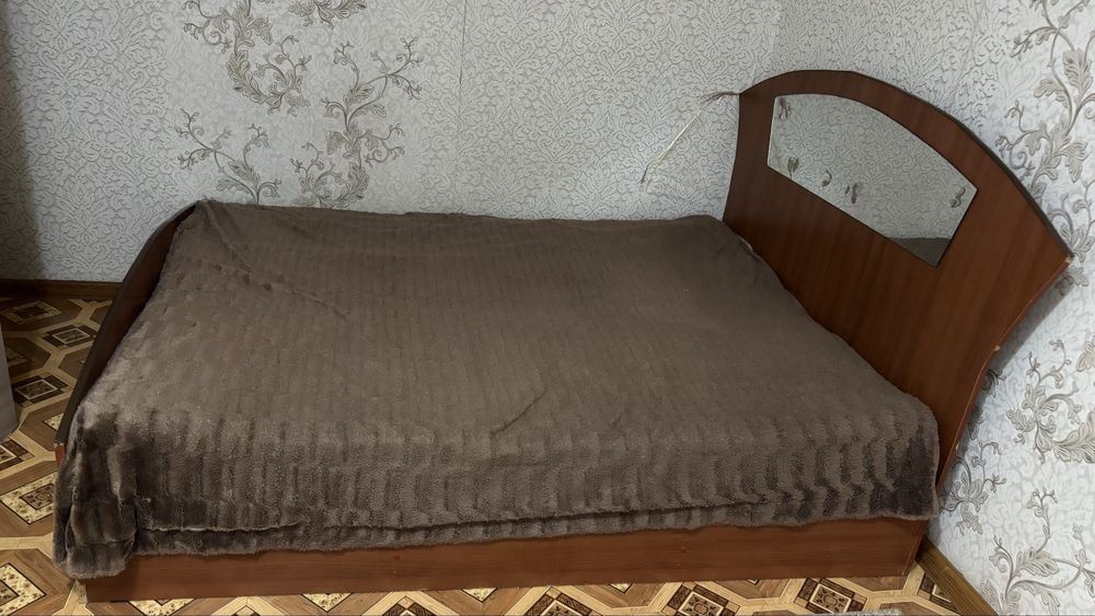 Кровать и тумбочки отдам бесплатно