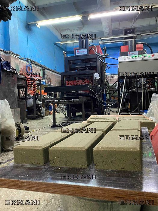 Productie de afaceri de dale de pavaj si fortan. Vibropresă - in stoc