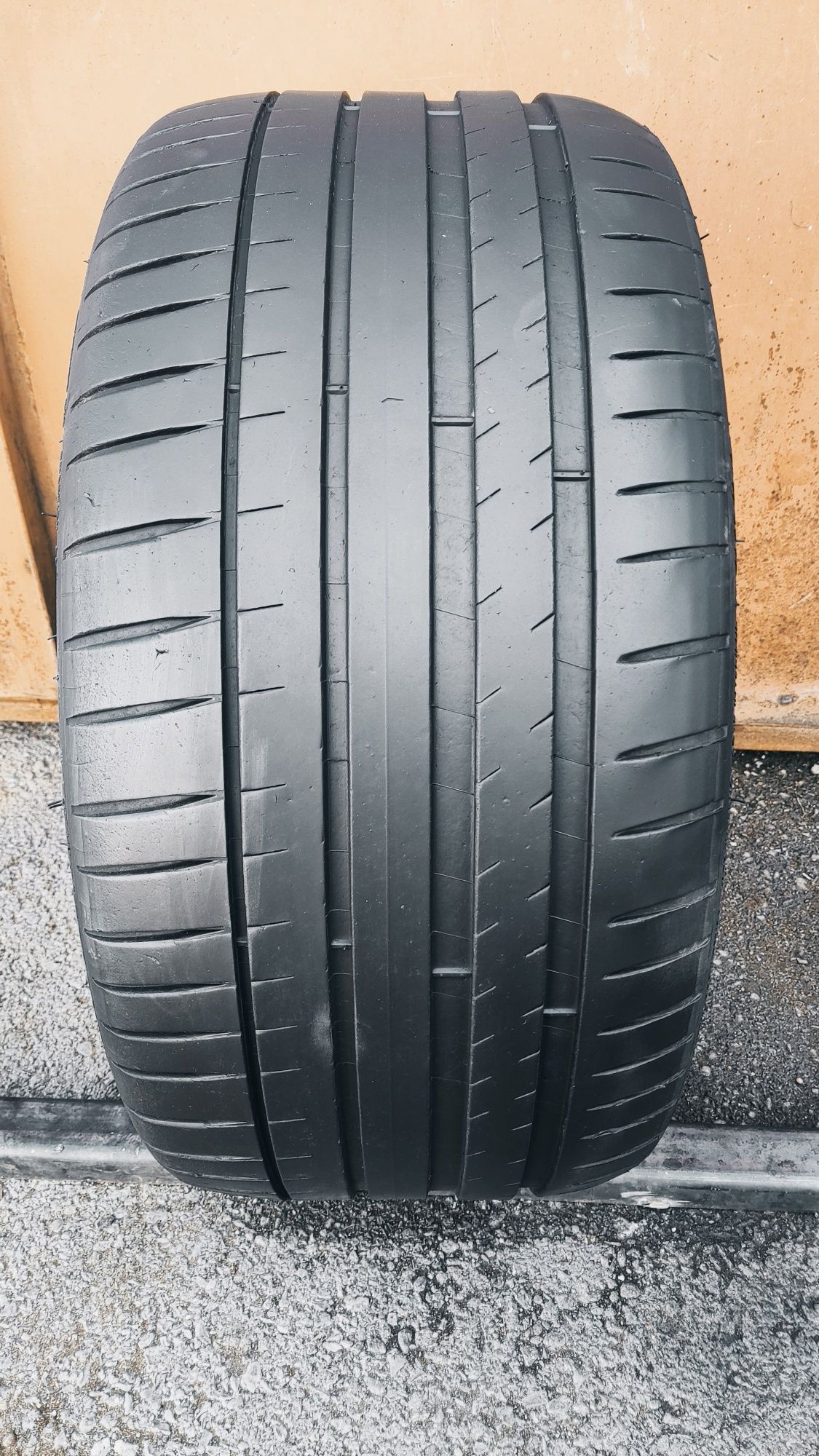 1брой лятна гума 255/35/19 Michelin Pilot Sport 4 
6.58mm
Добро състоя