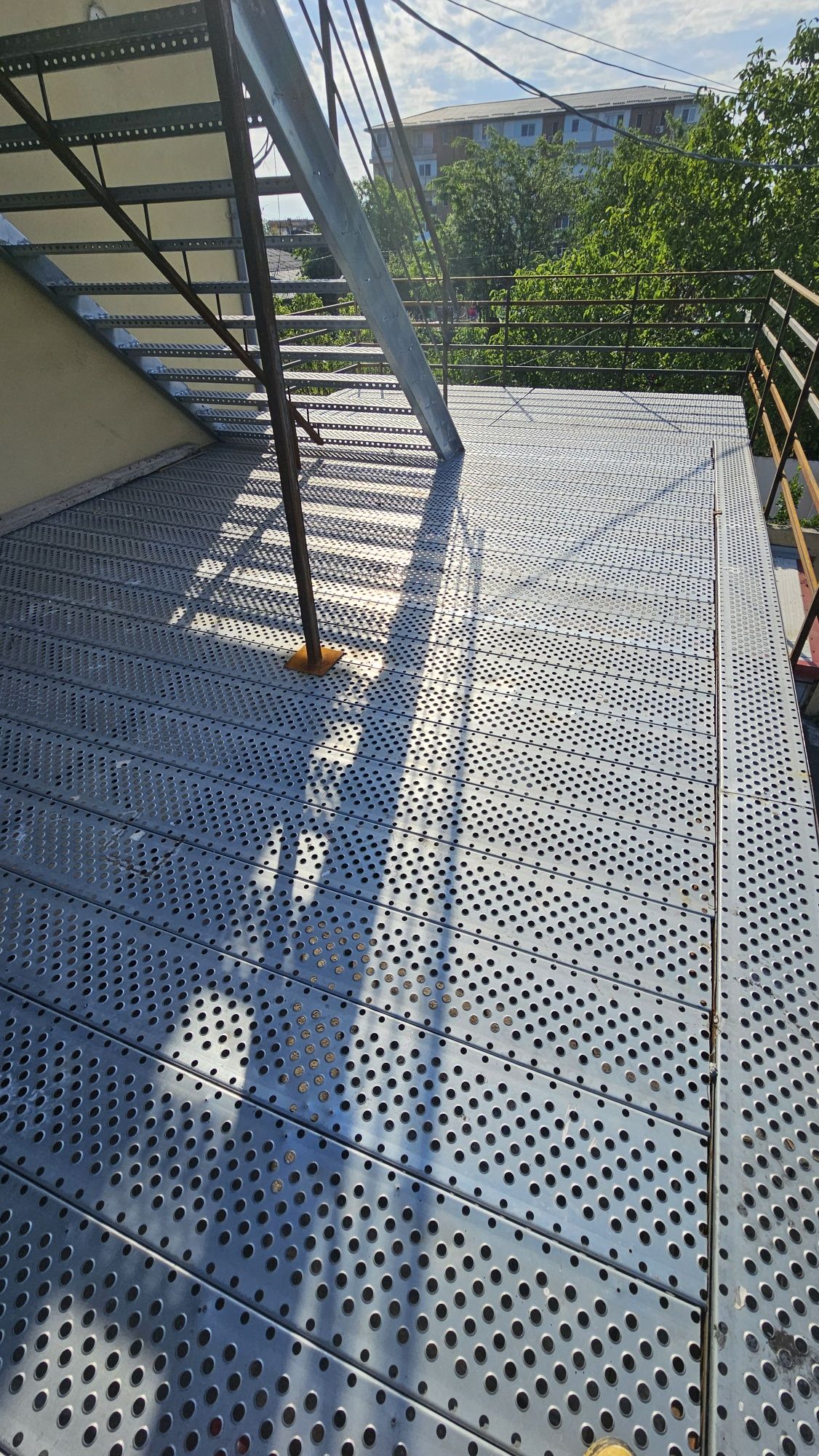 Vând scari zincate