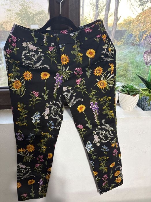 Pantaloni din stofă cu imprimeuri florale