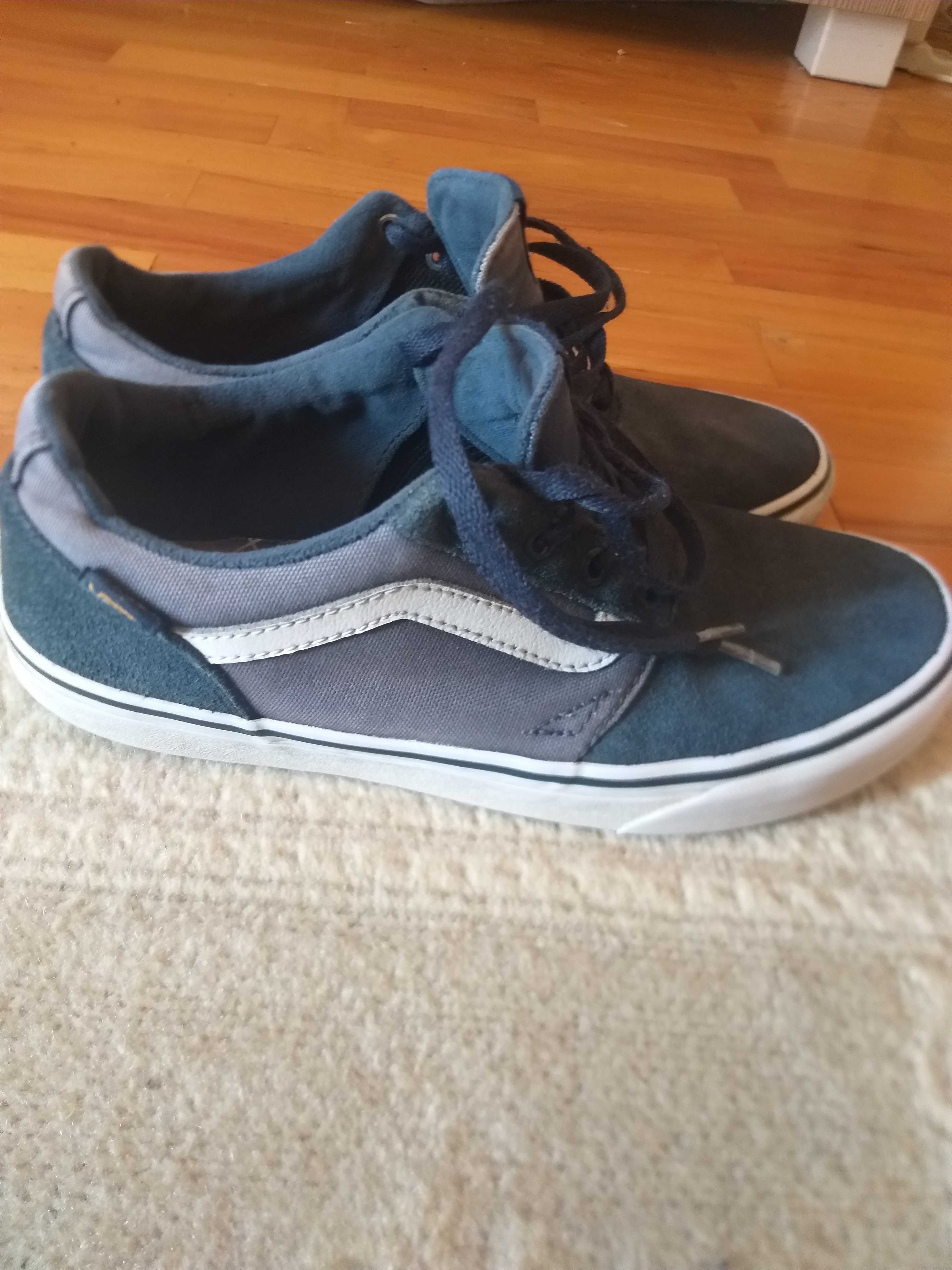 Vand o pereche incaltaminte sport nr 40