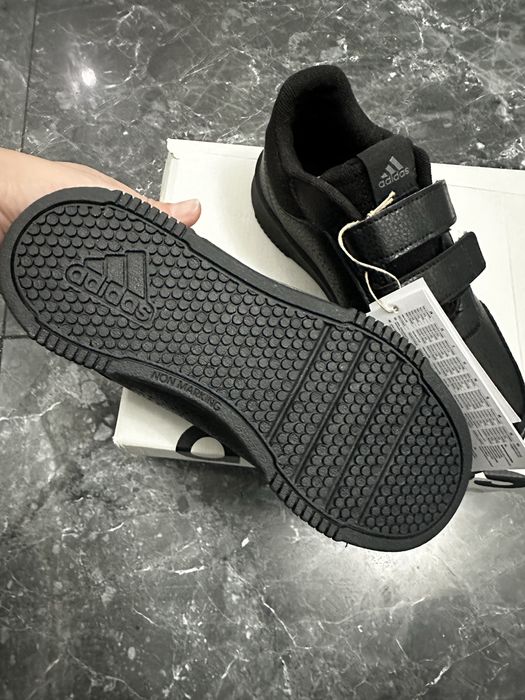 Ново Adidas детски маратонки 35 номер