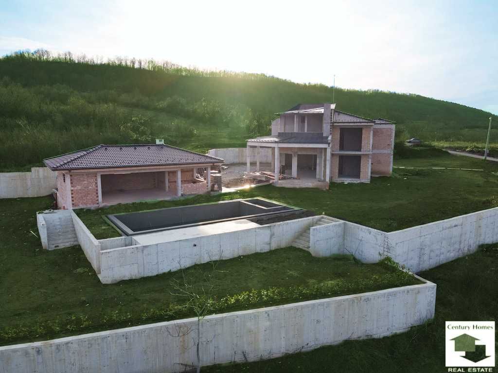 Продава се Къща в с. Пчелище, Област Велико Търново - 520 кв.м за 722 €/кв.м - Снимка #1