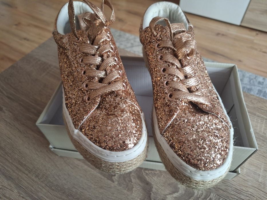 Блестящи кецове в златисто