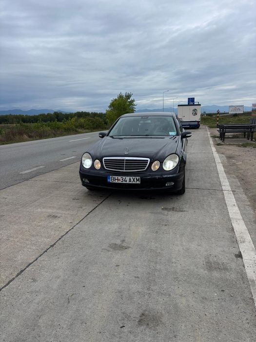Mercedes    2005 E220