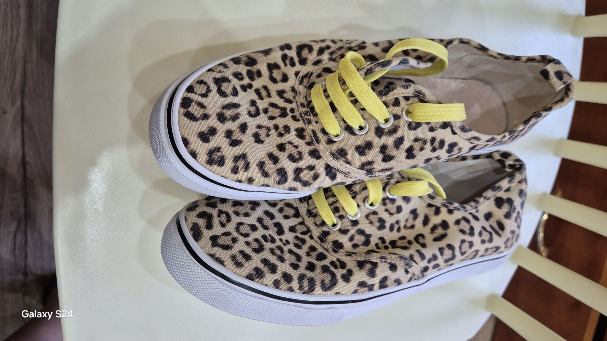 Vând teniși Animal Print