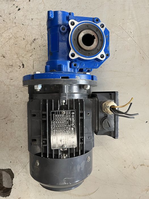 Motor electric de 0,37 kw cu reductor
