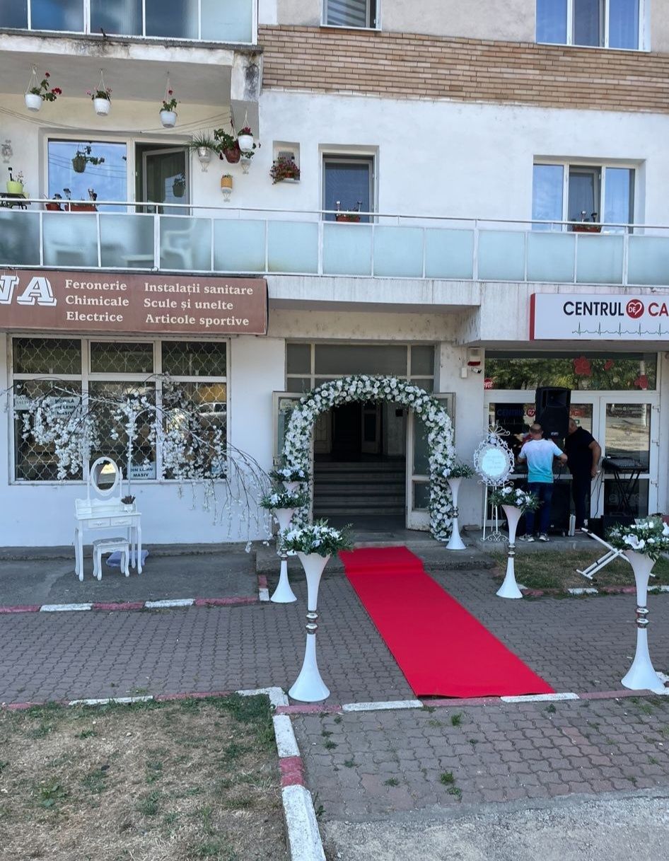 Se închiriază scaune și mese rotunde