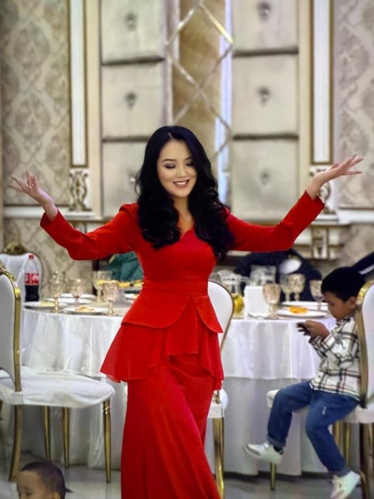 Платье качество хорошая состояние отличная , один раз на той одевала