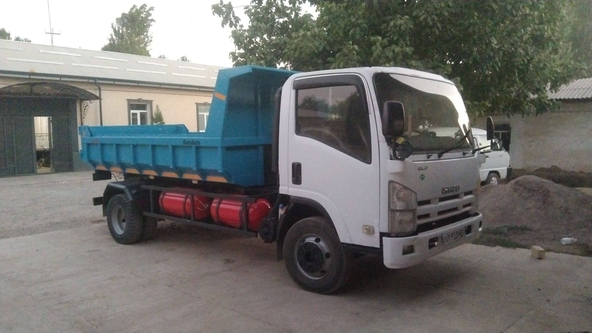 Isuzu samasval sotiladi
