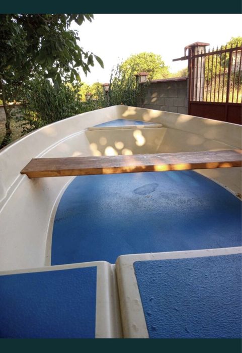 Продавам ,лодка от стъклопласт със двойно дъно .Дъжина 2,80 .Перфектна