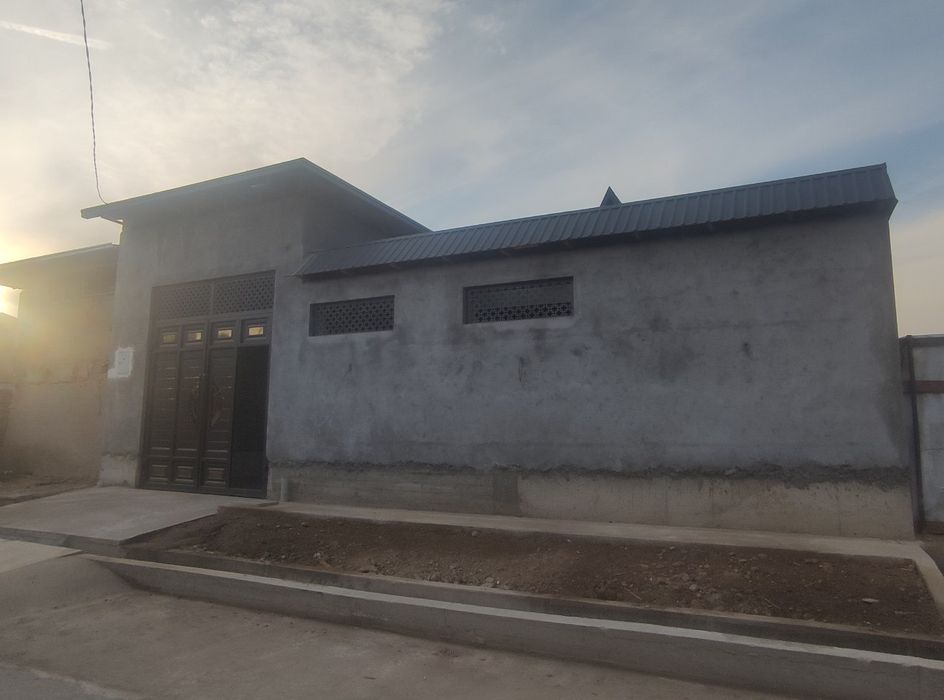 Zangiota ziyoratgohidan 200 metr uzoqlikda hovli sotiladi.