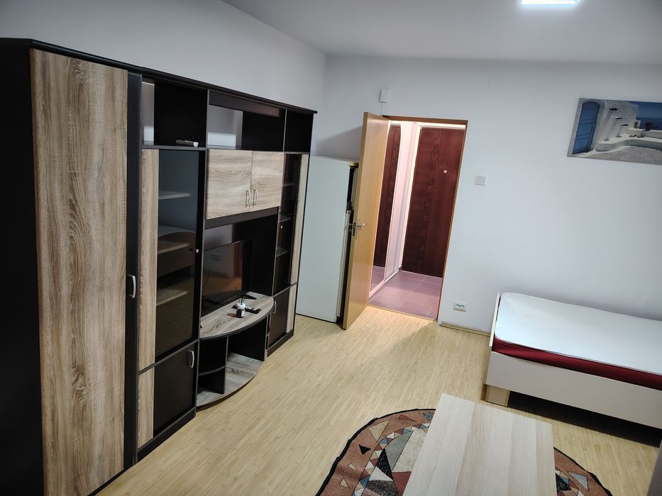 Închiriez garsoniera